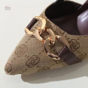 Sandales raffinées avec boucle dorée