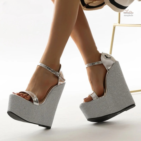 Sandale argentée à plateforme avec paillettes brillantes