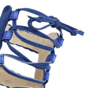 Lanières tressées sur sandale bleu marine élégante