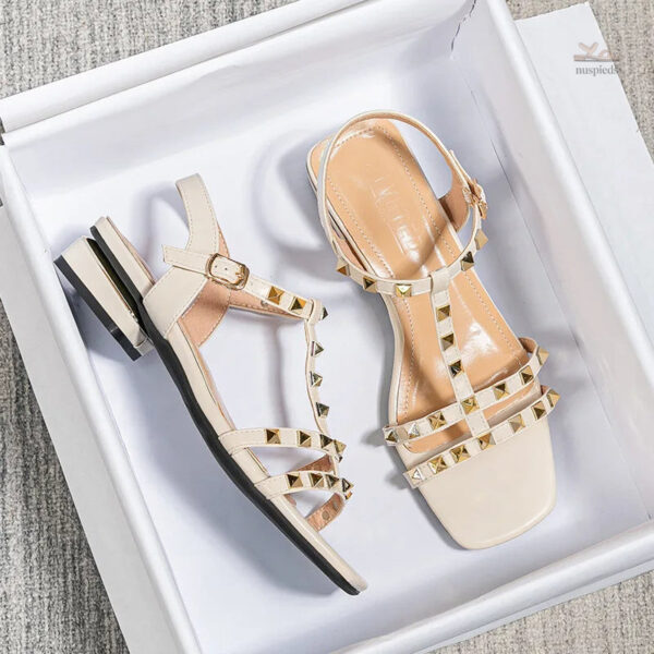 Sandale Femme Cloutée au style intemporel