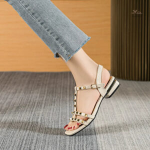 Sandale élégante avec clous pour un look luxueux