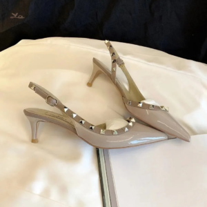 Sandale Cloutée Élégante en Cuir