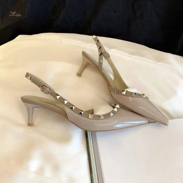Sandale Cloutée Élégante en Cuir