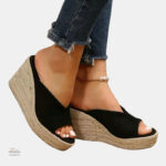 Sandale femme ouverte au design moderne et compensé