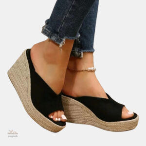 Sandale femme ouverte au design moderne et compensé