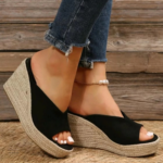Design raffiné pour sandale femme à talons compensés