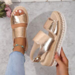 Sandale dorée à plateforme pour un look chic