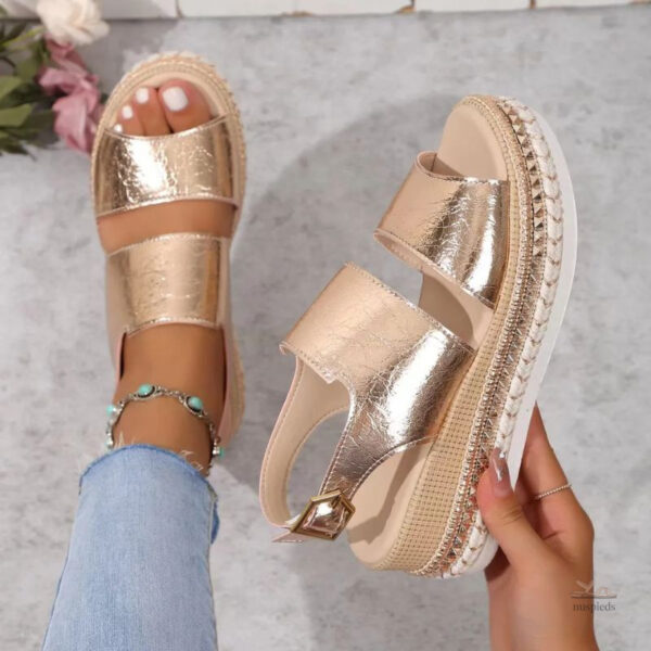 Sandale dorée à plateforme pour un look chic