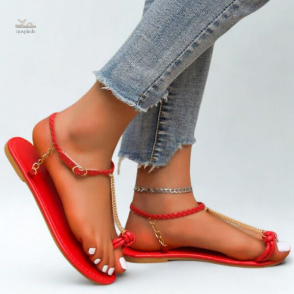 Chaussure dorée à chaîne pour un look moderne