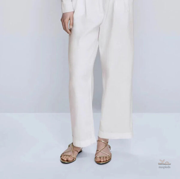 Sandale dorée à lanières pour un look chic