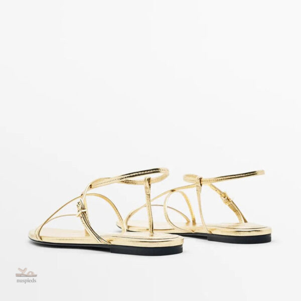 Chaussure dorée élégante à porter en été