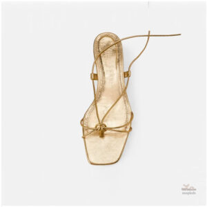 Modèle de sandale dorée tendance et féminin