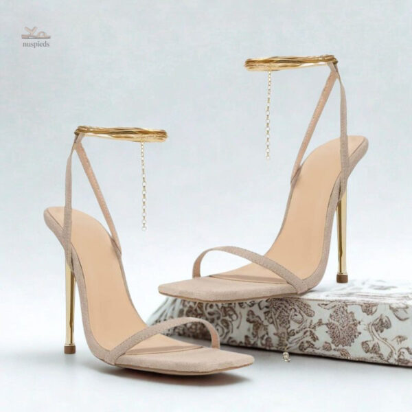 Sandale à talon fin dorée pour un style chic
