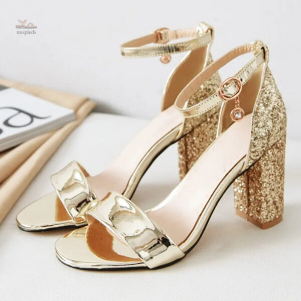 Sandale femme chic à talon haut, design doré et brillant