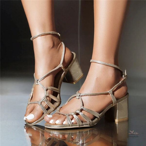 Talons épais dorés pour un style élégant