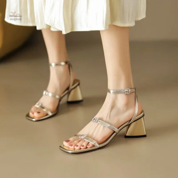 Sandale femme à talon haut, finition dorée brillante