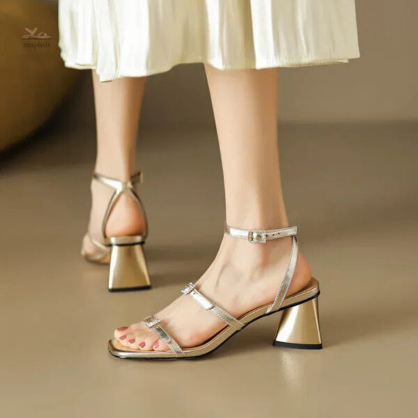 Chaussure à talon haut dorée pour femme, design raffiné