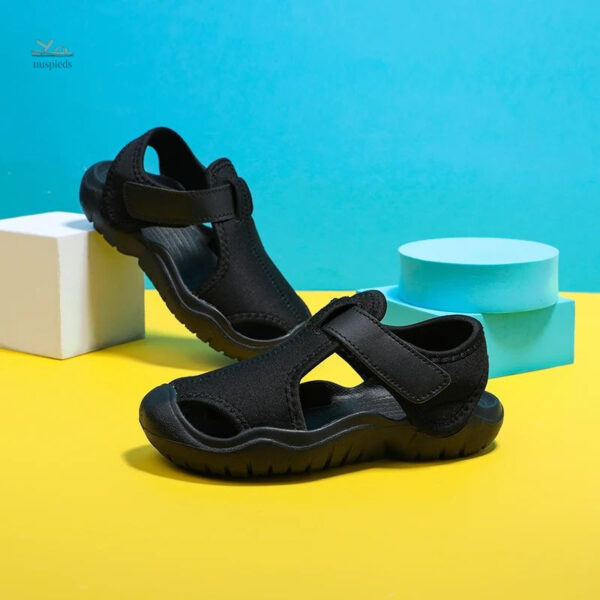 Sandale souple bleue pour enfants, parfaite pour jouer