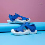 Sandale bleue à bout fermé, style et sécurité pour enfants