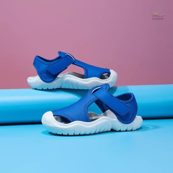 Sandale bleue à bout fermé, style et sécurité pour enfants