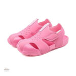 Sandales bicolores pour un look d'été enfantin