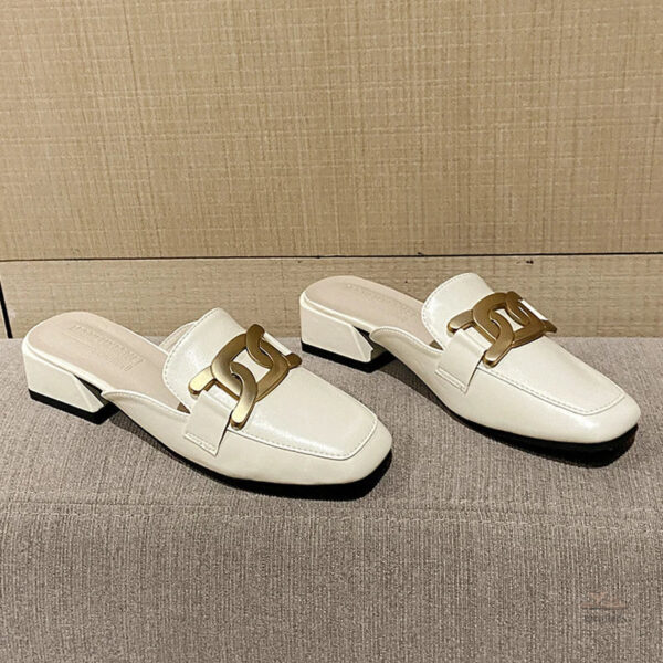 Chaussure féminine beige avec talon, style raffiné