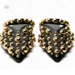 Chaussures d'été femme avec rivets dorés sur une sandale élégante