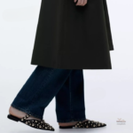 Sandale pointue femme ornée de clous dorés pour un look tendance