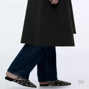 Sandale pointue femme ornée de clous dorés pour un look tendance