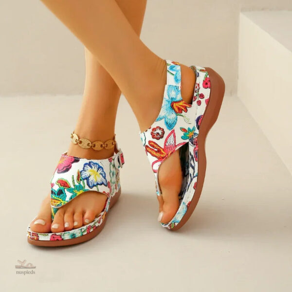 Tong femme au design floral, idéale pour l'été