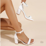 Sandale blanche élégante pour mariage avec détails floraux