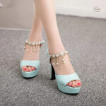 Lanière de sandale femme ornée de perles pour un look chic