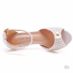 Sandale à talon pour cérémonie, style chic et féminin