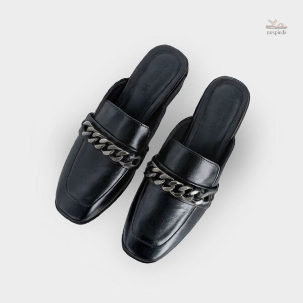 Sandale femme noire à talon et bout carré