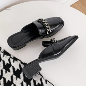 Sandale à talon noir pour femme, design chic et moderne