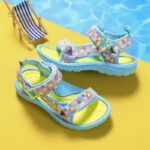 Sandale Fille avec motifs colorés sur lanières