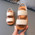 Lanières tressées en beige pour sandale fille