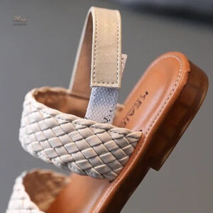 Sandale beige pour enfant avec design tressé