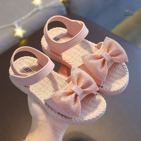 Jolie sandale rose pour enfant, idéale pour l'été