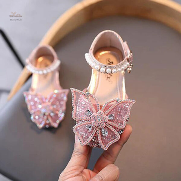 Sandale enfantine avec motif papillon et perles brillantes