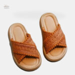 Sandale fille style tong avec lanières tressées