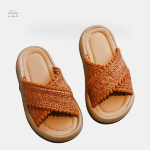 Sandale fille style tong avec lanières tressées