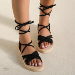 Sandale à lacets noire au style gladiateur élégant