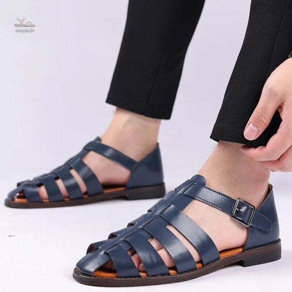 Lanières élégantes sur sandale bleue pour homme