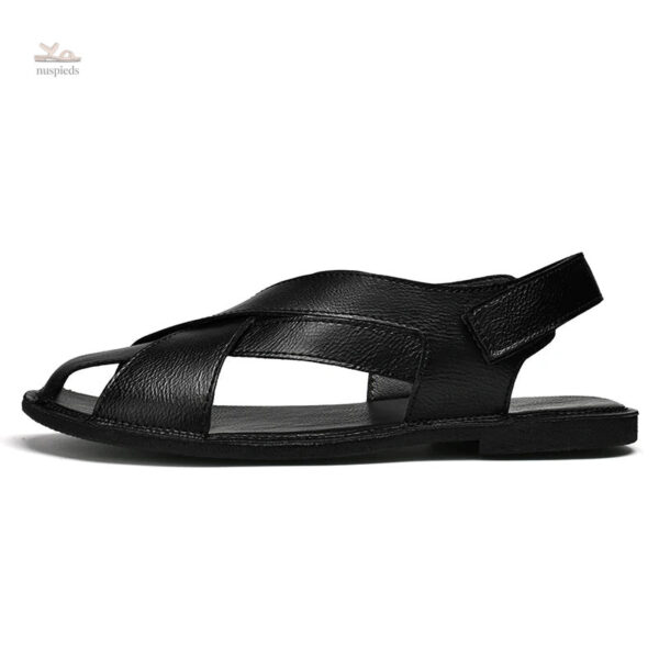 Modèle de sandale noire lanières homme