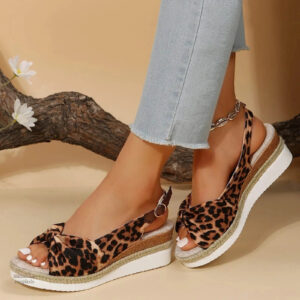 Sandale Léopard tendance, idéale pour un look décontracté