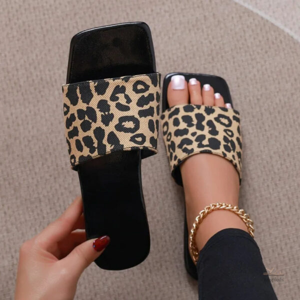 Tong leopard chic pour un look tendance