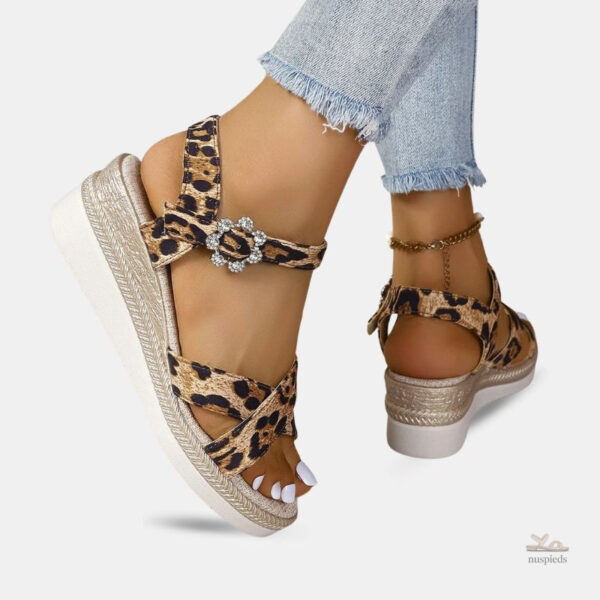 Sandale à talon compensé léopard avec boucle