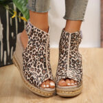 Sandales avec talon compensé et design léopard chic