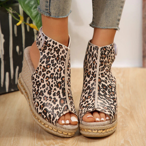 Sandales avec talon compensé et design léopard chic